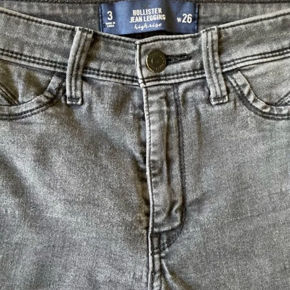 Hollister Grey Distressed High Rise Jean Leggings SZ 26 Factory Holes in Knees - Picture 3 of 5